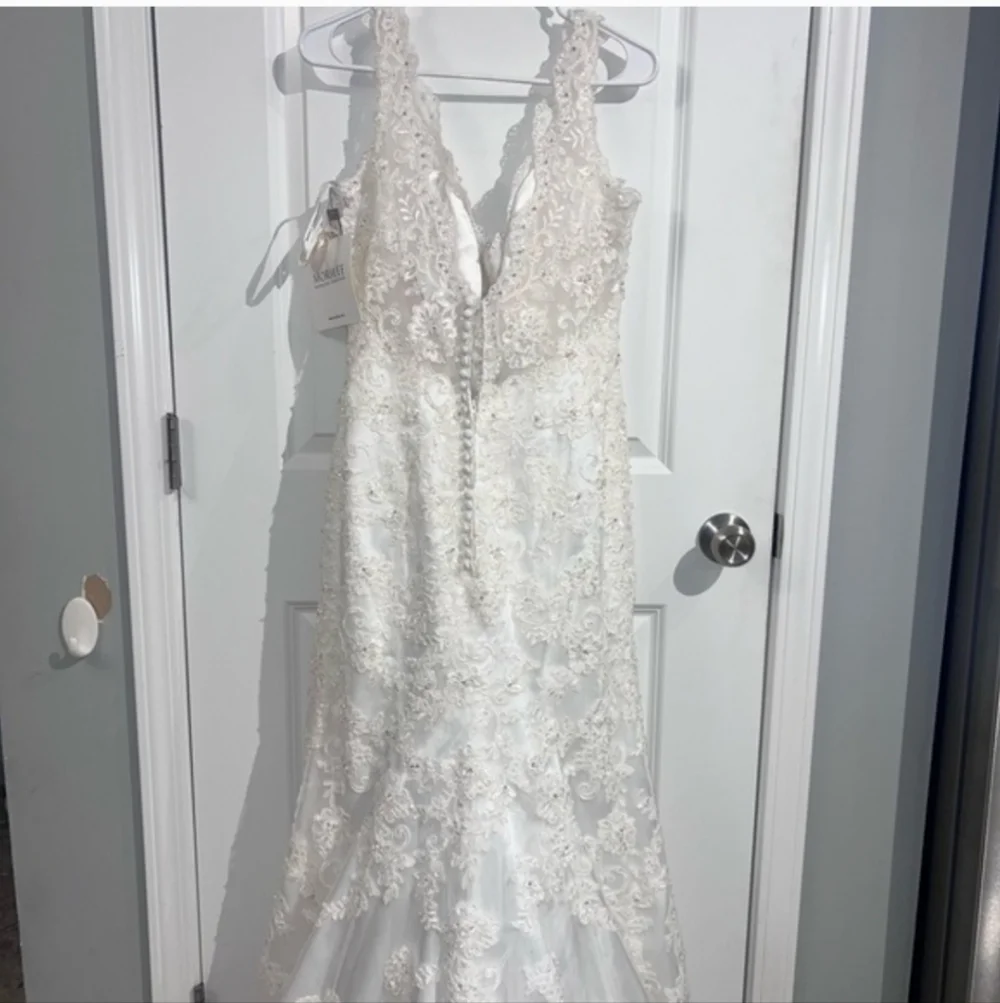 Elegant  Ivory Wedding Dress - Picture 3 of 17
